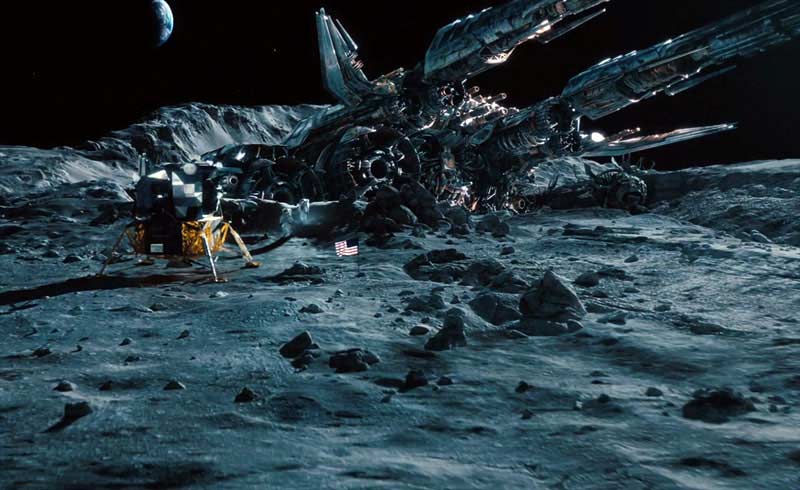 Transformers 3 : La face cachée de la Lune. Parmi les théories, des débris de vaisseaux extra-terrestres seraient entassés sur la face cachée de la Lune.
